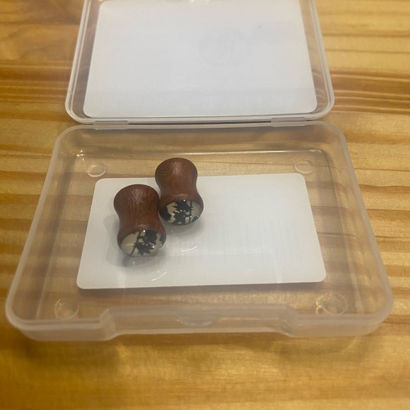 Red Wood Anime Gauged Earrings 0g 8mm - Picture 4 of 6